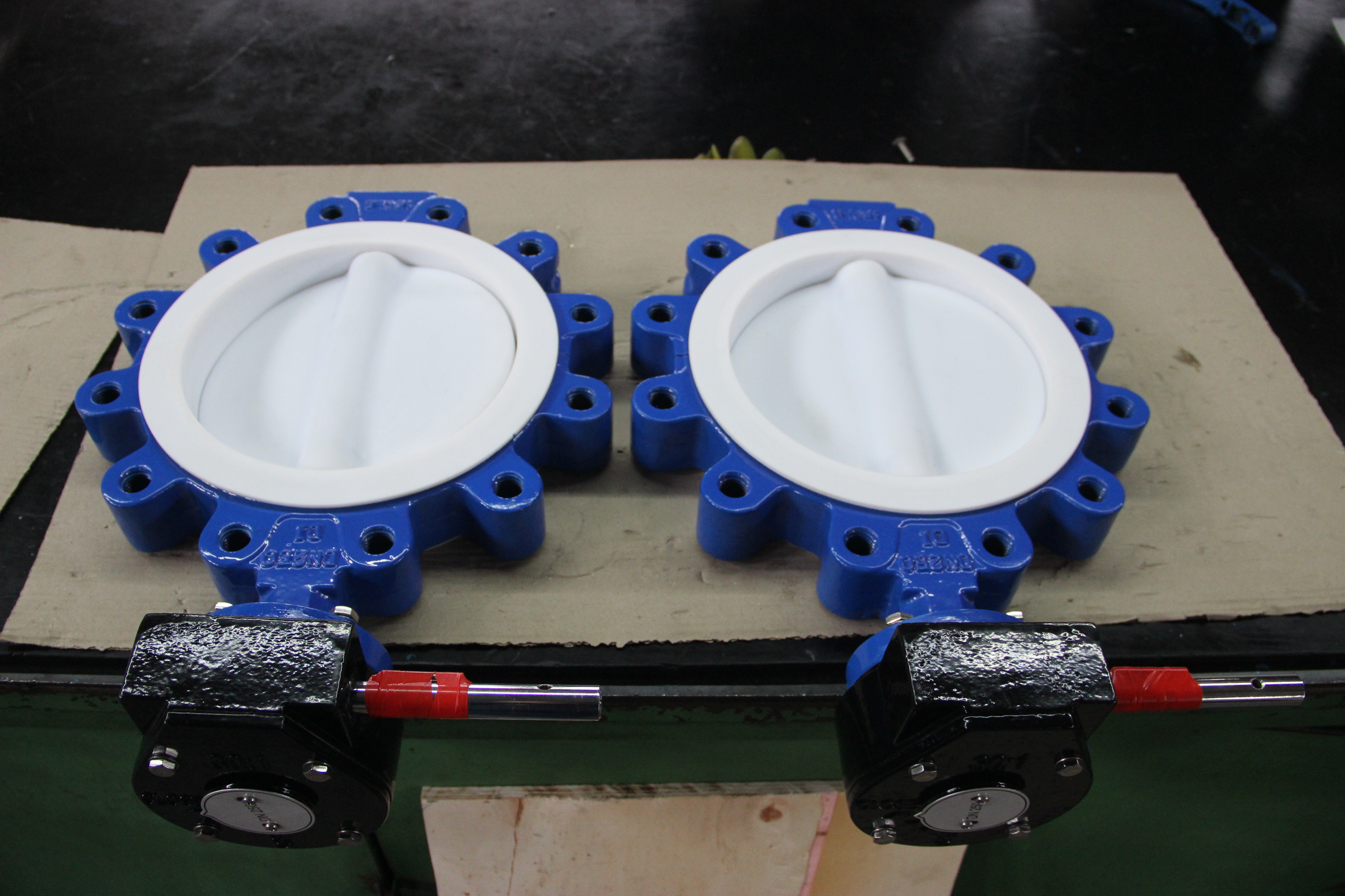 4 PTFE seat two pieces body split body lugged butterfly valve